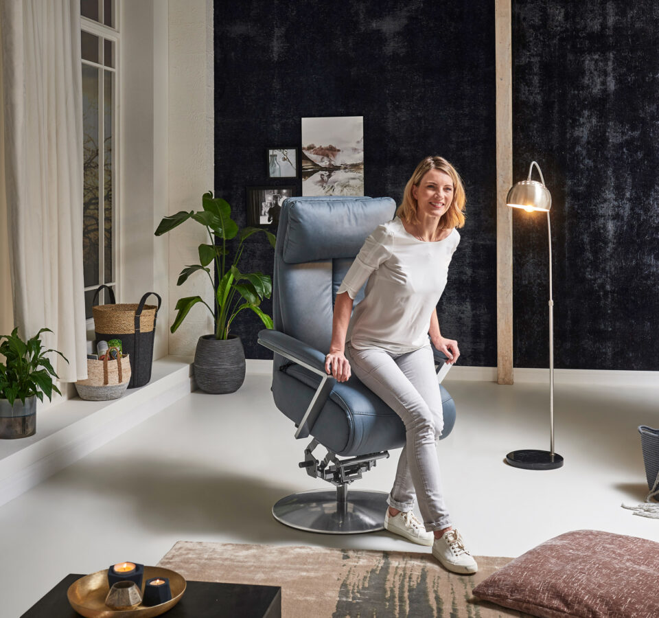 orthopaedika-relaxsessel-konfigurator-blauer-sessel-hinsetzhilfe-frau