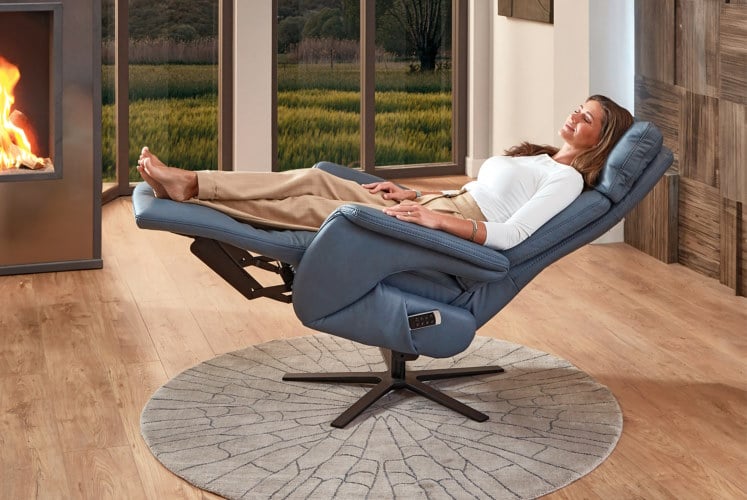 Eine Frau liegt in einem unserer ergonomischer Relaxsessel aus Hanau.