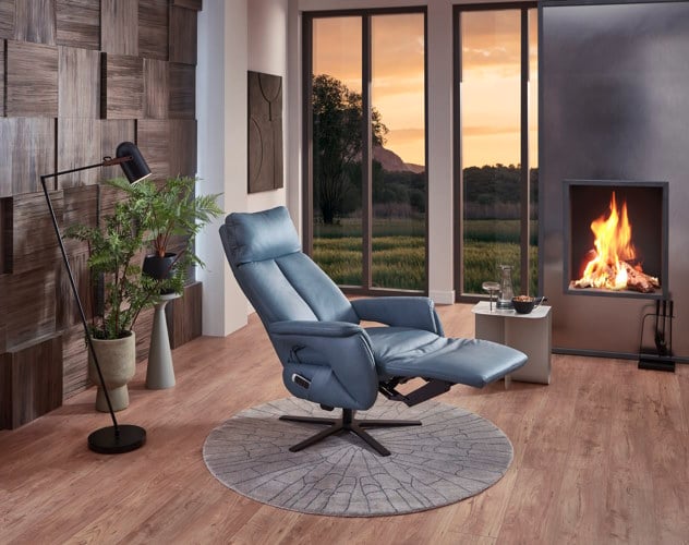 Relaxsessel von Orthopädika in einem modernen Wohnzimmer. Erhältlich im Verkaufshaus Polsteraktuell in Hanau.